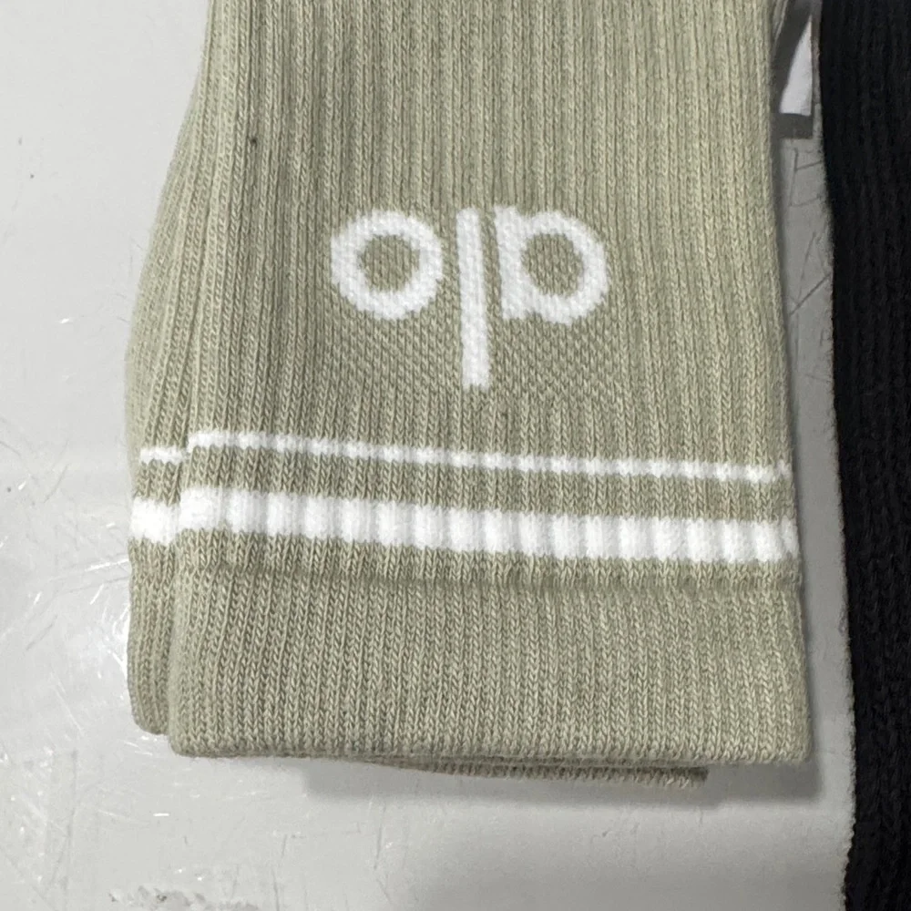 ALO Yoga Unisex Ribbed throwback Socks in Olive & scrunch in Black